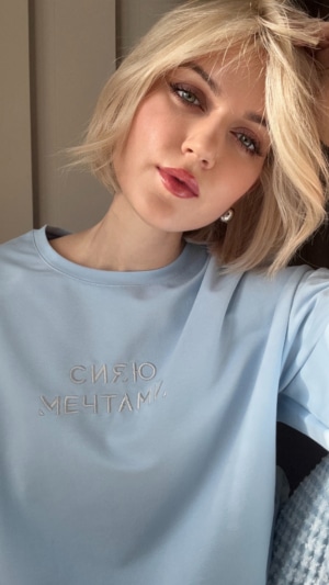 Футболка "сияю мечтами" небесная